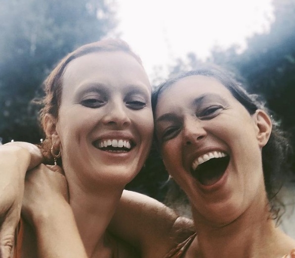 Karen Elson e Kate Elson - Karen é modelo e cantora, vocalista e produtora da banda nonva-iorquina The Citizens Band. Kate é modelo e diretora de cinema. Elas são britânicas, nascidas em 14/1/1979 na cidade de Oldham, na Grande Manchester, Inglaterra. Reprodução: Flipar