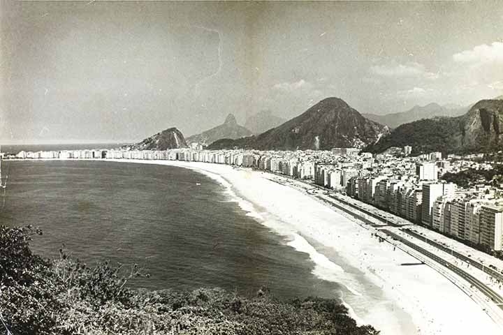 Historiadores relatam que a Igrejinha de Copacabana, que batizou o bairro e a praia., foi construída por pescadores no início do século XVIII em homenagem a Nossa Senhora de Copacabana. Reprodução: Flipar