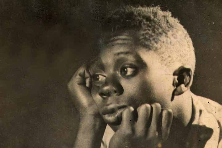 A sua infância foi marcada por graves dificuldades e tragédias. O pai de Grande Otelo morreu esfaqueado quando ele tinha apenas dois anos, e sua mãe enfrentava problemas com alcoolismo, circunstâncias que o deixaram em situação de vulnerabilidade desde cedo. 
 Reprodução: Flipar