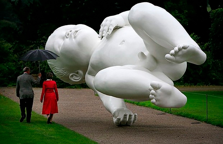 Bebê Gigante - Inglaterra - Quem visita os jardins do palácio Chatsworth House, em Derbyshire, construído no século XVII, não deixa de olhar a escultura criada por Marc Quinn. É um bebê gigante (de 7 meses, segundo o autor), apoiado no chão apenas com a mão. Parece que vai cair.  Reprodução: Flipar