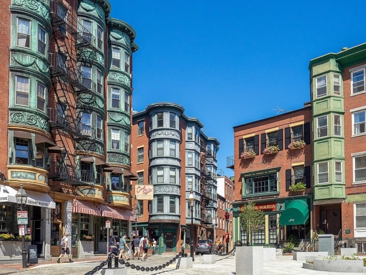 A cidade fica perto da Universidade de Harvard e do Instituto de Tecnologia de Massachusetts (MIT), além de ser repleta de museus e ter o charmoso bairro italiano North End (foto), com ruas de paralelepípedos e restaurantes autênticos. Reprodução: Flipar