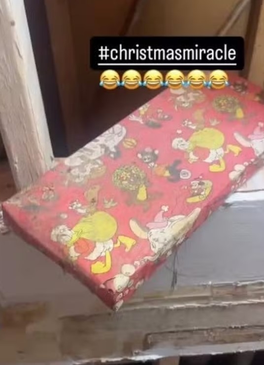 Durante a reforma de sua casa de infância, Tim King deparou com o presente, embrulhado com seu nome e tema da Disney, quando ajudava seus pais em reformas do imóvel no fim de 2024.
 Reprodução: Flipar