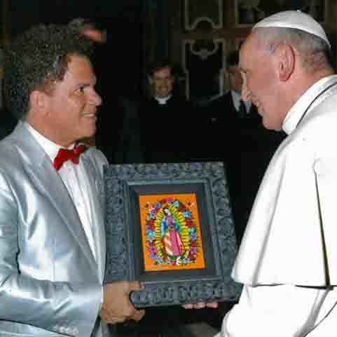 Jogadores de futebol, como Neymar e Kaká, estão entre as personalidades que já foram homenageadas por Britto, assim como o papa Francisco, morto em 21 de abril de 2025.
 Reprodução: Flipar