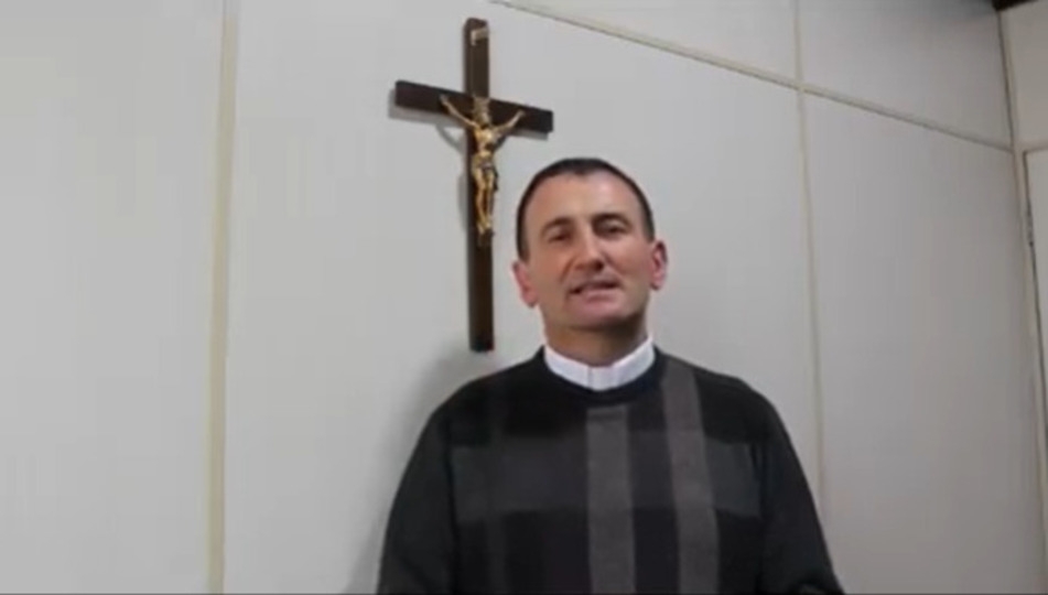 Durante a abordagem, o padre chegou a parar o veículo, mas um dos assaltantes apertou o gatilho em direção ao para-brisa. Gusberti foi atingido, enquanto os três homens fugiram do local com o veículo da diocese.  Reprodução: Flipar