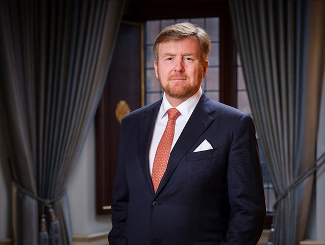 O atual monarca é o Rei Willem-Alexander, enquanto o Primeiro-Ministro, atualmente Mark Rutte, lidera o governo. O rei atua em cerimônias e como representante simbólico da nação. Reprodução: Flipar