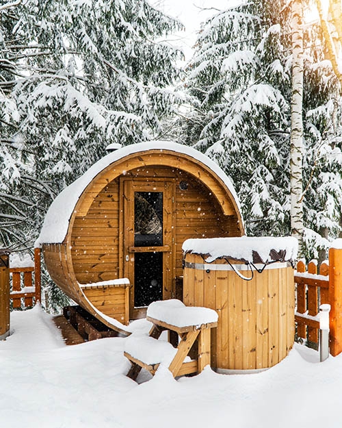 Geralmente a temperatura da sauna finlandesa fica em torno de 80°C. 