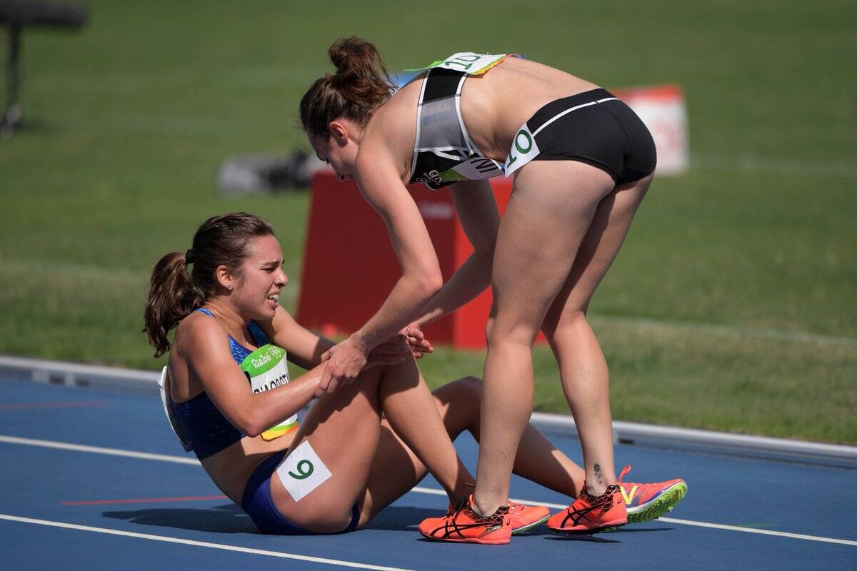 Abbey D'Agostino é ajudada por neozelandesa na prova dos 5.000m. Foto: Reprodução Twitter