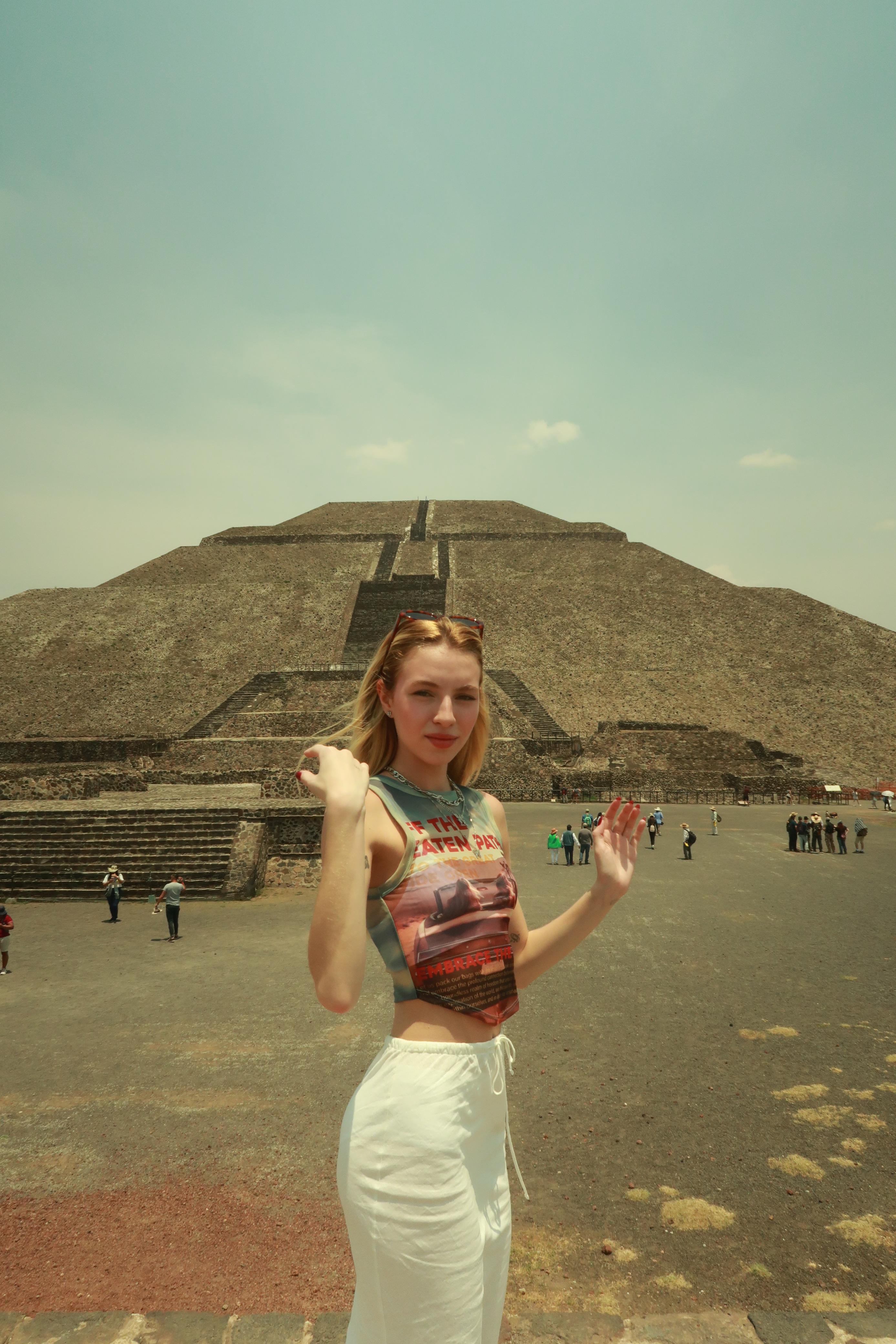 Fernanda Schneider em visita à Pirâmide da Lua. Foto: Reprodução/Arquivo pessoal