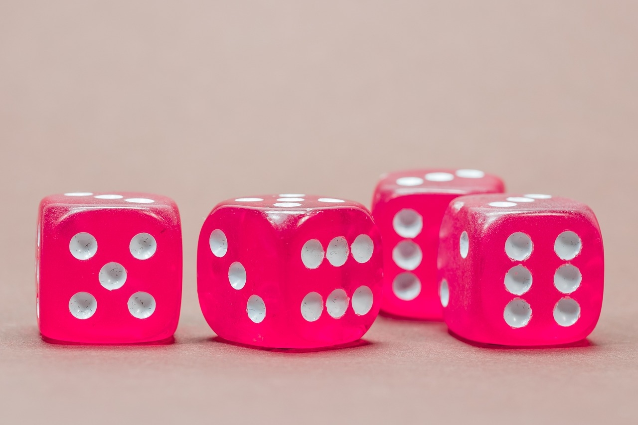 Esta frase comprova seu ceticismo quanto à ideia de que as leis da física seriam regidas pelo acaso. Ela nos leva a refletir sobre o papel dos dados não apenas no jogo e na sorte, mas também nas complexas questões sobre o determinismo e a aleatoriedade que ainda são debatidas na ciência. Reprodução: Flipar