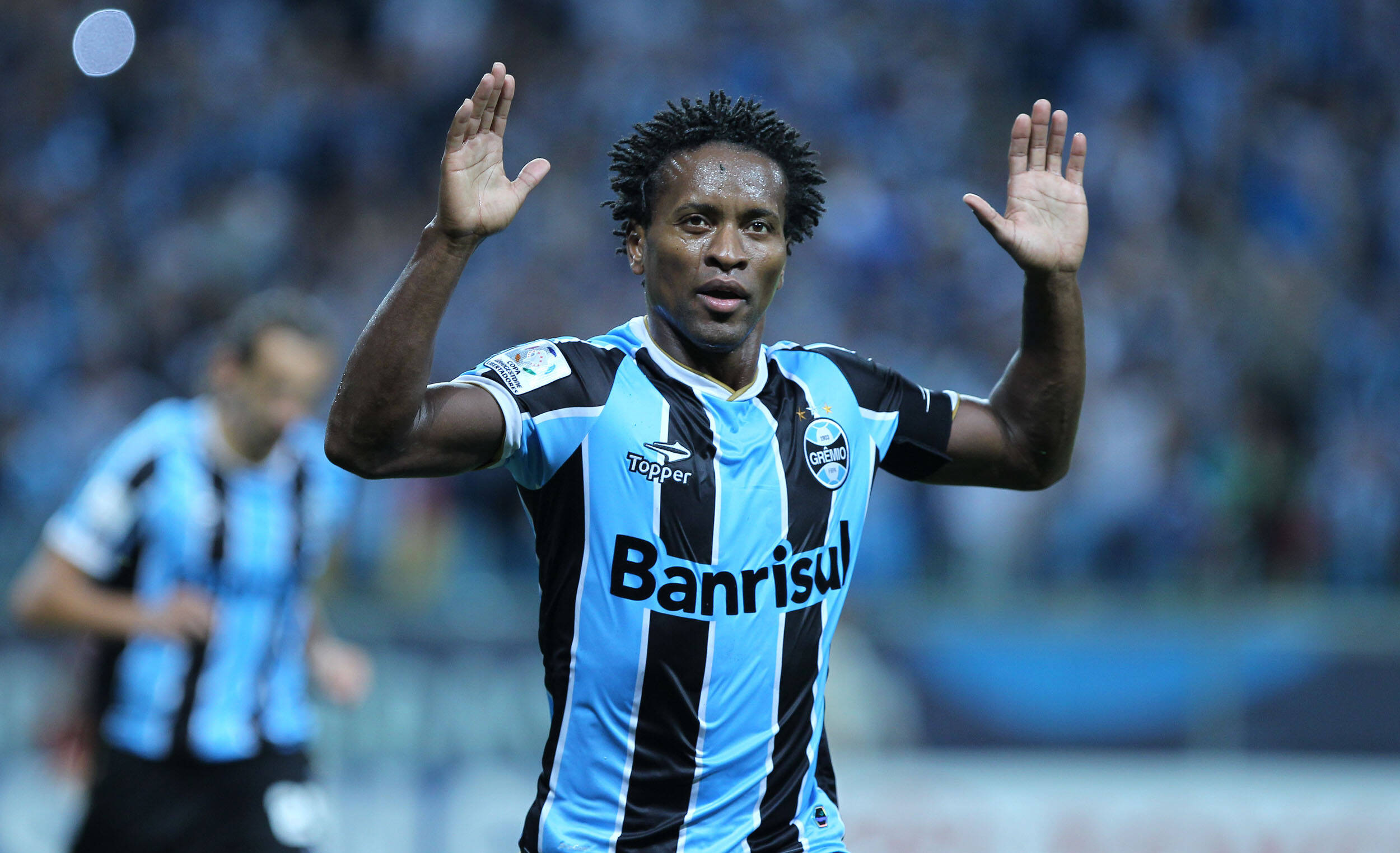 Veterano Zé Roberto brilhou e marcou dois dos quatro gols gremistas contra o Caracas. Foto: LUCAS UEBEL/Preview.com/Gazeta Press