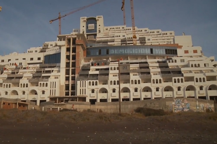 O hotel, projetado para ter 21 andares e mais de 400 quartos, estava em uma área não urbanizável e protegida pela Lei de Costas (1988). Reprodução: Flipar