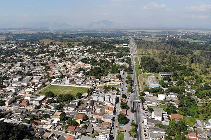 De acordo com a Polícia Militar, o confronto entre os milicianos de grupos rivais ocorreu no meio da tarde no KM 49 da antiga Estrada Rio-São Paulo (BR-465), uma área de grande circulação, com comércio aberto.
 Reprodução: Flipar