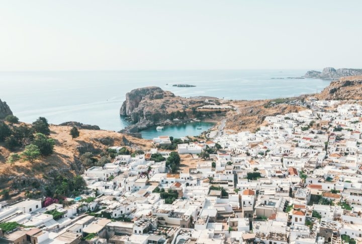 1) Rhodes (Grécia), 76 pontos: É uma ilha do Mar Egeu com uma cidade medieval que é Patrimônio Mundial da UNESCO. Conhecida pela imponente Acrópole de Rodes, a cidade velha de Rodes é um labirinto de ruas de paralelepípedos, palácios e fortificações, proporcionando uma jornada fascinante pelo passado. Reprodução: Flipar