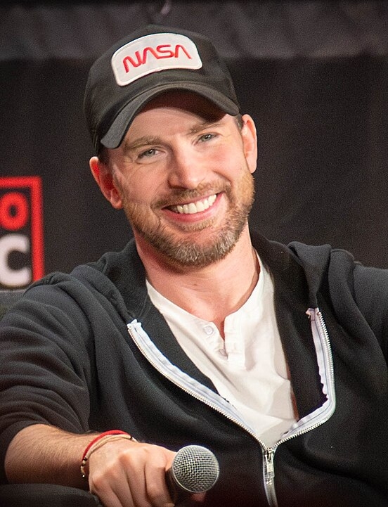 A comédia romântica chegou a quase 90% de aprovação no site Rotten Tomatoes, que agrega críticas de cinema. Na trama, Chris Evans vive o personagem John, em um triângulo amoroso que envolve Lucy (Dakota Johnson) e Harry (Pedro Pascal).
 Reprodução: Flipar