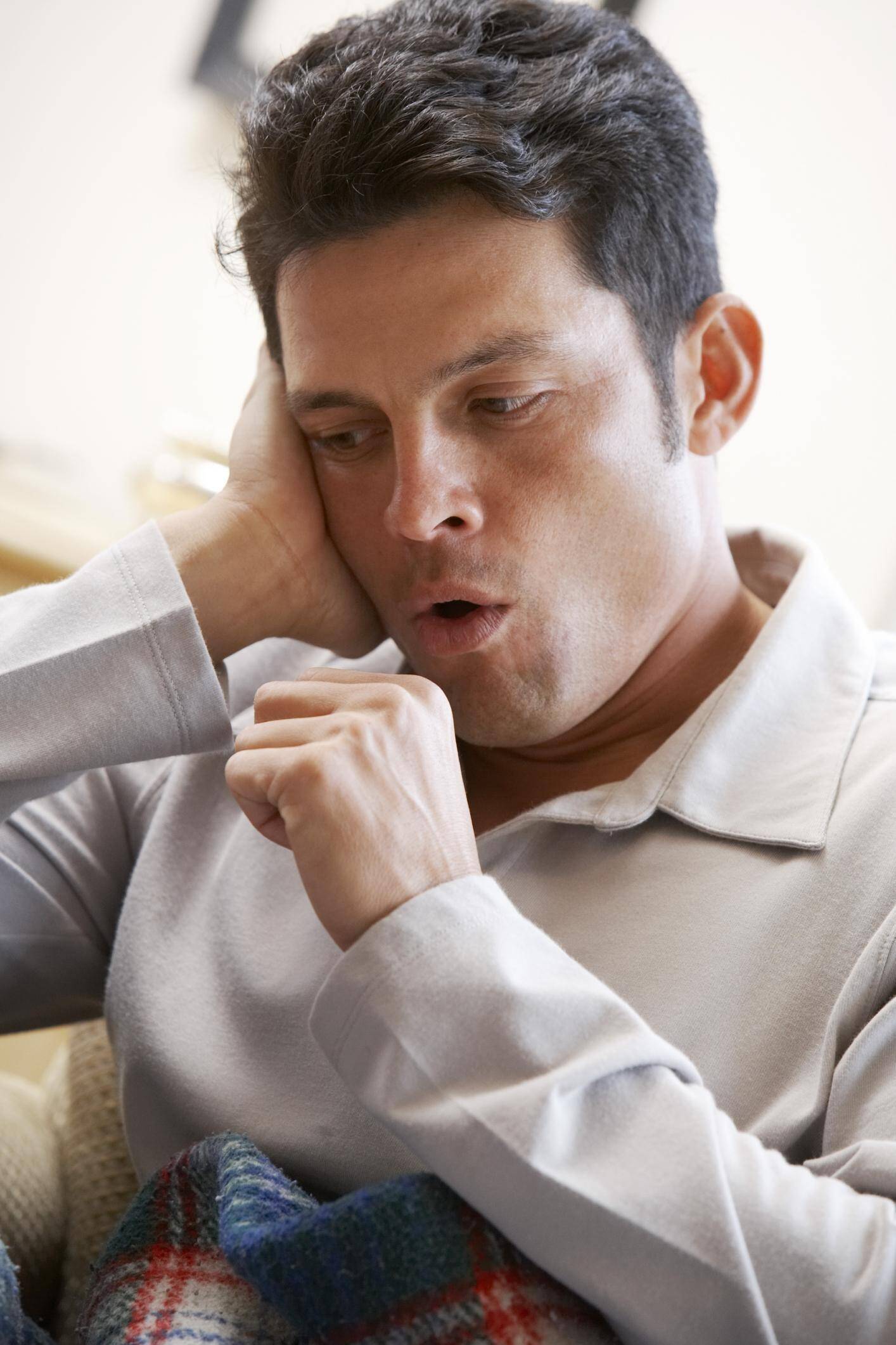 Tosse seca: com os pulmões afetados por conta do infarto, a pessoa pode ter tosses. A tosse sempre é acompanhada de outros sintomas. Foto: Thinkstock/Getty Images