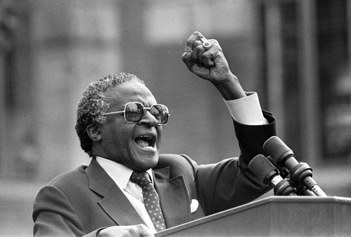 Em 1984, ele foi laureado com o Prêmio Nobel da Paz por seu trabalho incansável e pacífico contra o apartheid. Sua voz se tornou um símbolo da resistência não violenta e da luta por justiça na África do Sul. Reprodução: Flipar