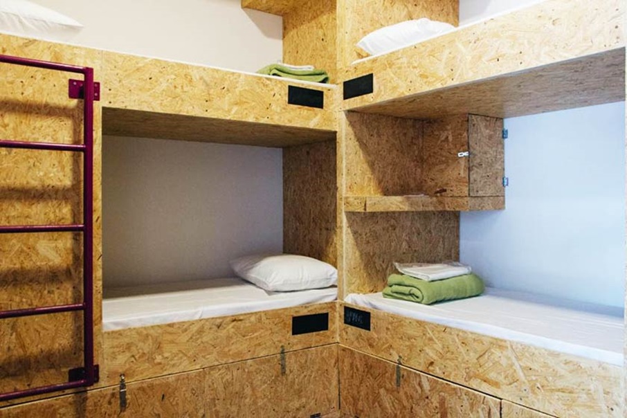 Também é possível dormir em camadas estilo 'pods', disponíveis em quartos comunitários Divulgação