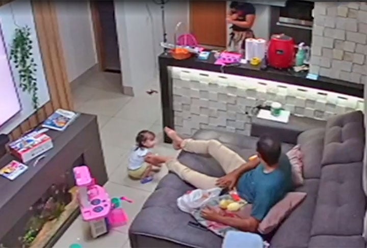 No vídeo, dá pra ver Sphefanie na cozinha e Wesley na sala, descascando batatas no sofá. 