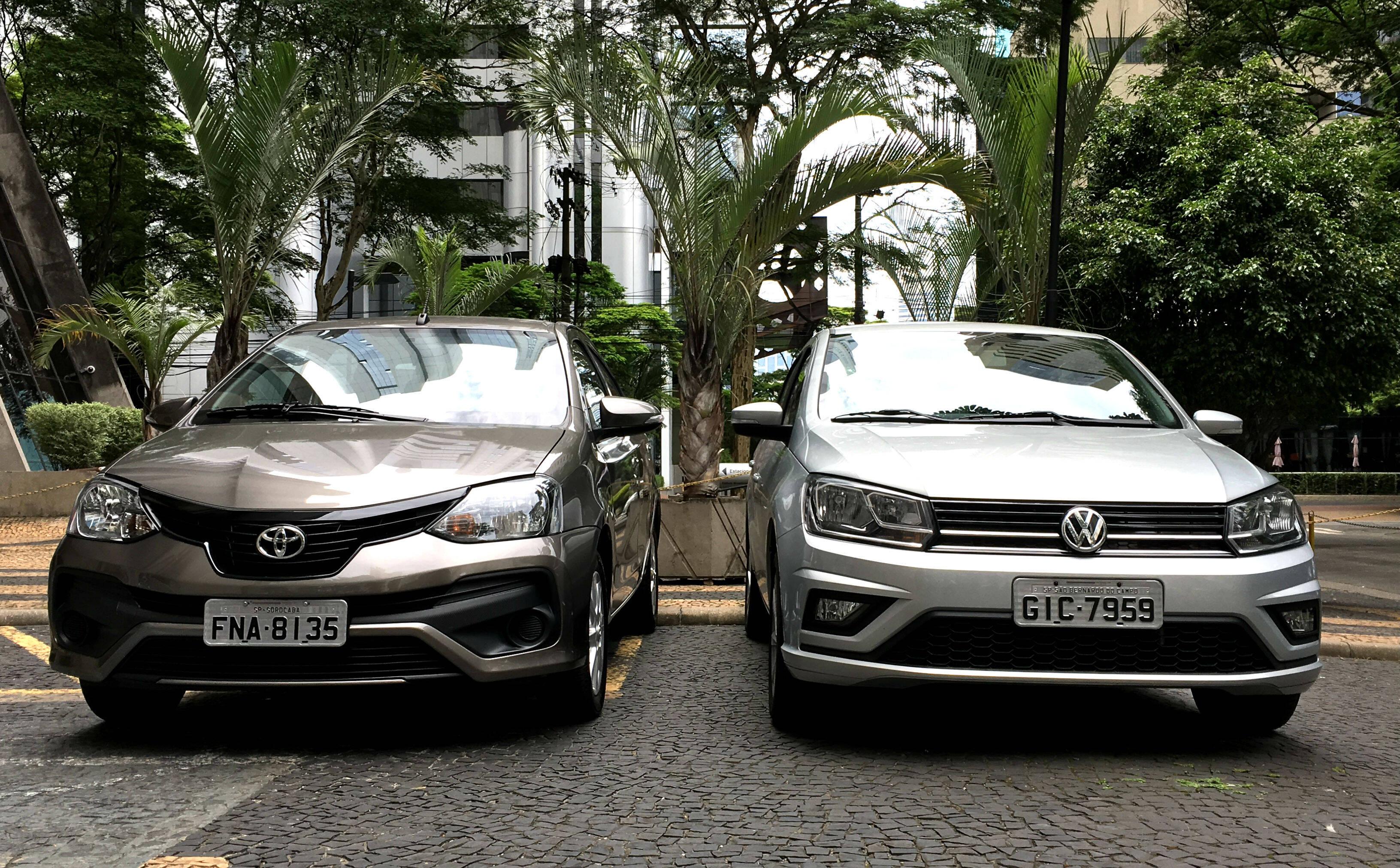 VW Voyage automático ao lado do rival Toyota Etios Sedan. Foto: Guilherme Menezes/iG