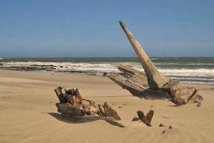 A Costa dos Esqueletos é um dos lugares mais secos do planeta, com uma precipitação anual média de apenas 5 a 15 milímetros. É também uma das regiões mais ventosas da África, com ventos fortes soprando constantemente ao longo da costa. Reprodução: Flipar