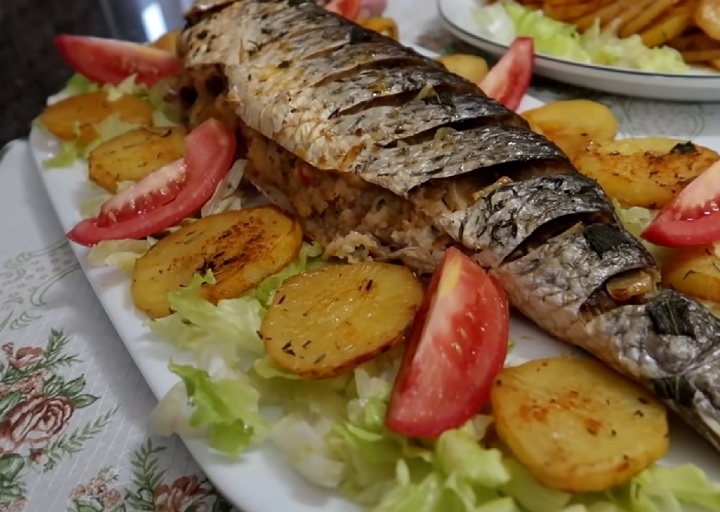 A tainha é um peixe muito versátil que pode ser preparado de diversas maneiras. A mais tradicional é a assada, geralmente em papel alumínio com ervas e outros temperos como batatas e ervilhas. Outras opções são: frita, moqueca e caldo. Reprodução: Flipar