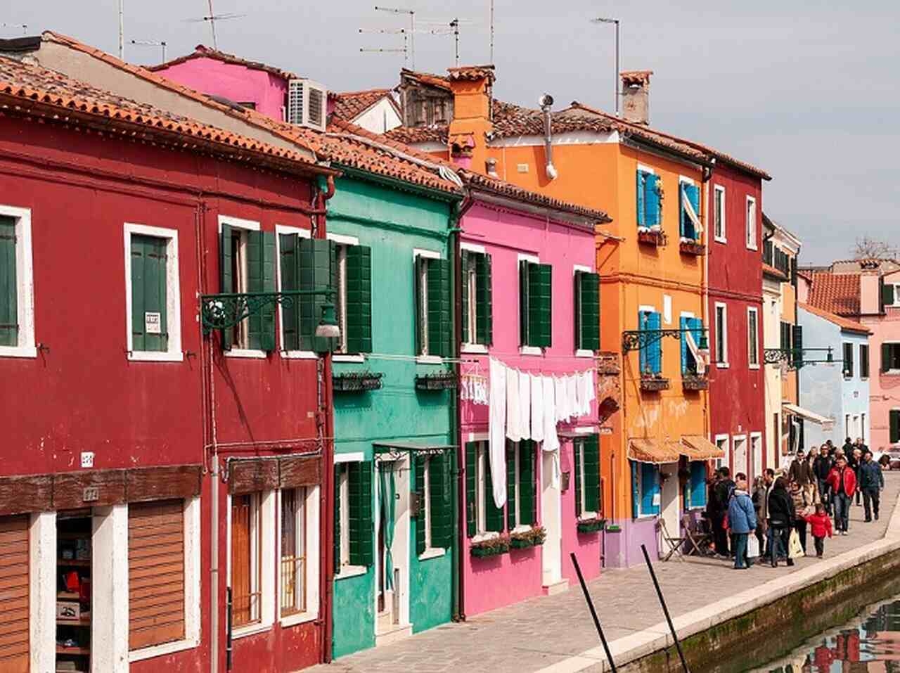 Burano (século VI): Uma ilha conhecida por suas casas coloridas e pela produção de rendas delicadas. Uma encantadora vila de pescadores com ruas pitorescas Reprodução: Flipar