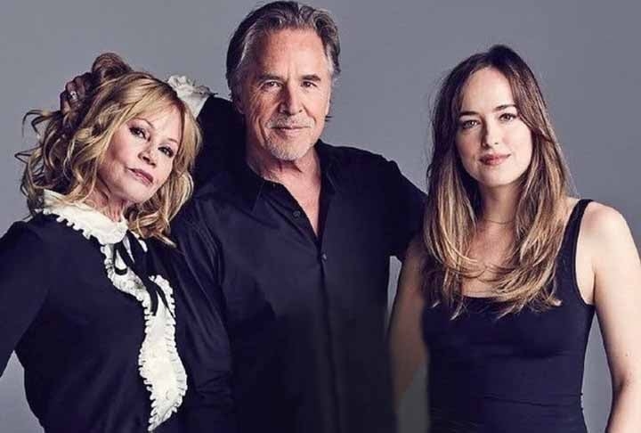 A atriz Dakota Johnson é filha dos atores Don Johnson e Melanie Griffith e neta de Tippi Hedren. Teve sua estreia no cinema ao lado de sua mãe na comédia-drama  Loucos do Alabama (1999) e foi nomeada Miss Golden Globe em 2006.  Reprodução: Flipar