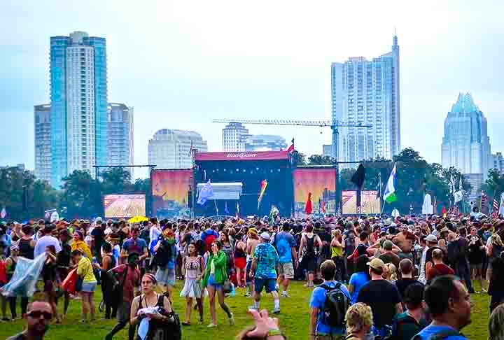 O famoso festival Austin City Limits e diversos bares honky-tonk mantêm viva a tradição country na cidade. Esses bares em estilo rústico tocam música  ao vivo, numa atmosfera descontraída e dançante. Reprodução: Flipar