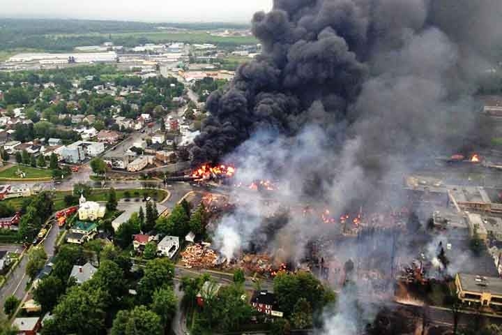 Desastre de Lac-Mégantic (Canadá, 2013): Um trem que transportava petróleo descarrilou e explodiu, devastando o centro da cidade e causando 47 mortes. Reprodução: Flipar