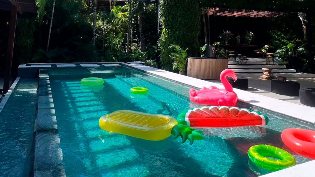 A piscina do aniversário de Mel Maia estava toda colorida. Foto: Reprodução/Instagram 07.05.2023