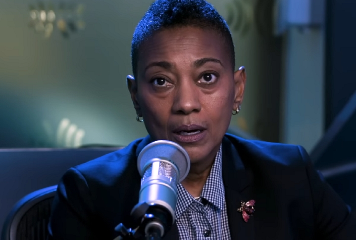 Alguns amigos próximos da cantora já disseram em um documentário que ela teria tido um caso com sua assistente pessoal, Robyn Crawford (foto). Reprodução: Flipar