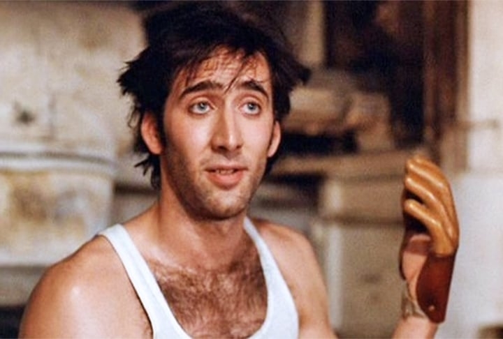 Determinado a sentir o drama do personagem, Cage ainda pediu para ter dois dentes extraídos sem anestesia. “Eram dentes de leite, então aproveitei a oportunidade para removê-los. Achei que isso acrescentaria uma dimensão interessante ao papel”, declarou em entrevista ao “The Daily Telegraph”. 
 Reprodução: Flipar