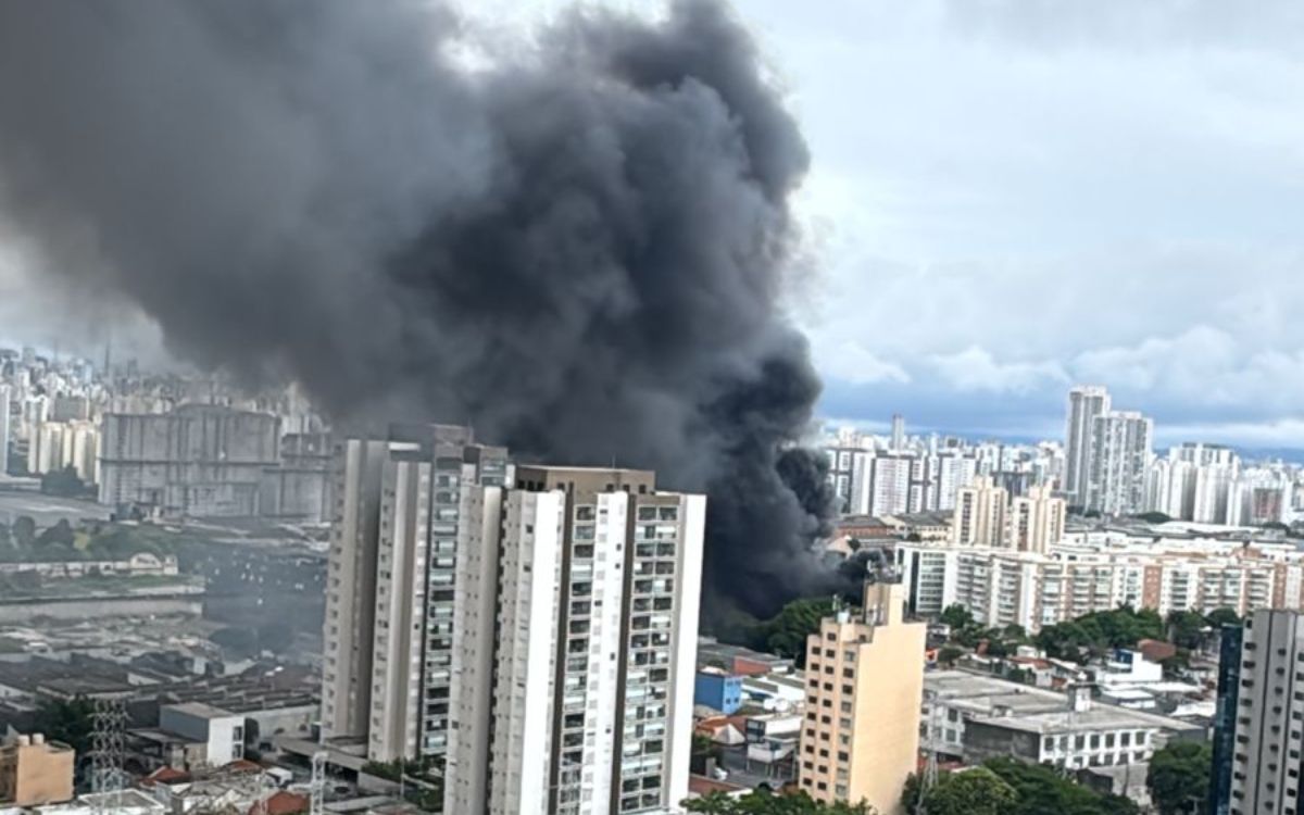 Incêndio atinge fábrica de flores artificiais na Mooca, em São Paulo. Foto: Twitter/X