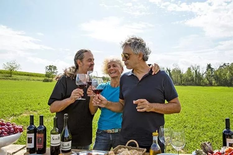 Andrea Bocelli - O tenor faz parte de uma família que há três séculos produz vinho na Toscana. Andrea chegou a viver na vinícola até os 35 anos, quando se mudou. Mas segue a tradição familiar.  Reprodução: Flipar