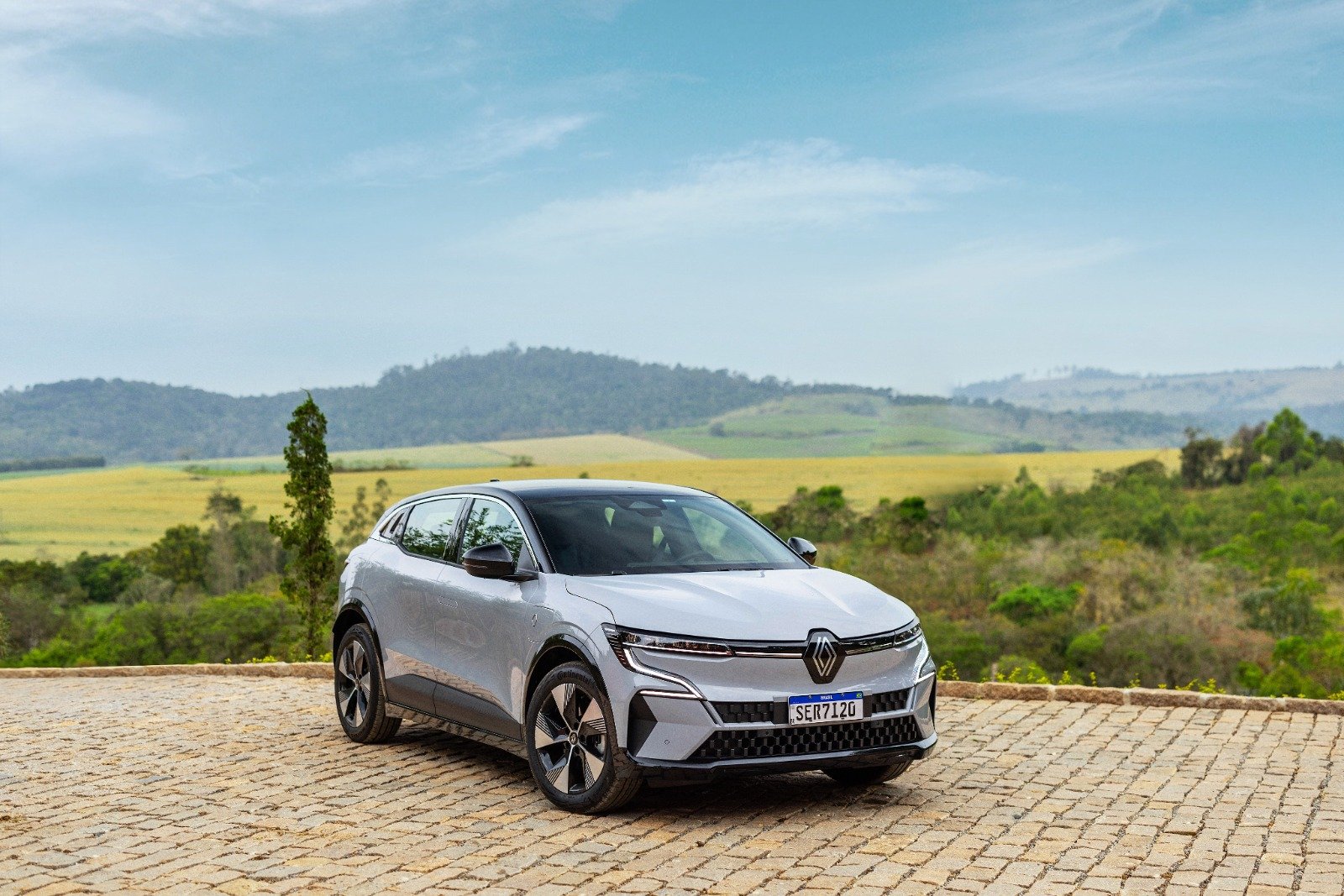 Modelo oferece até 337 km de autonomia e briga diretamente com Volvo EX30, com autonomia de 338 km ,ambos segundo o Inmetro  divulgação/Renault
