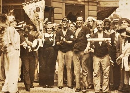 O bloco foi fundado por Álvaro Gomes de Oliveira (Caveirinha), Francisco Brício Filho (Chico Brício), Eugênio Ferreira, João Torres e os três irmãos Oliveira Roxo, Jair, Joel e Arquimedes Guimarães. Reprodução: Flipar
