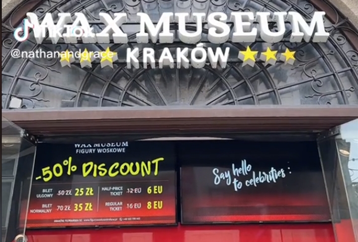 É o Polonia Wax Museum (Polonia Wax Museum Figury Woskowe). No site de viagens Trip Advisor, ele leva nota 3. E há muitos comentários hilários, como o de um visitante que resolveu dar nota 10 pro museu porque não parou de rir.  Reprodução: Flipar