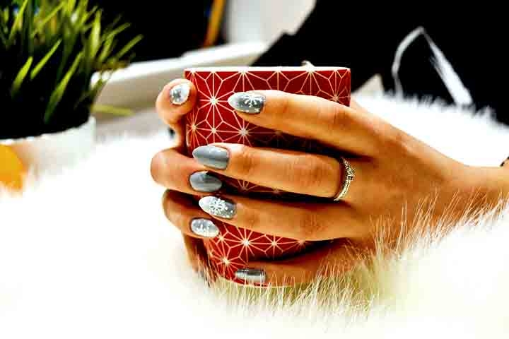 Há diversos tipos de esmalte de unha. Os principais são o verniz gel, o verniz cobertura espelhada e o verniz extra brilho.


 Reprodução: Flipar