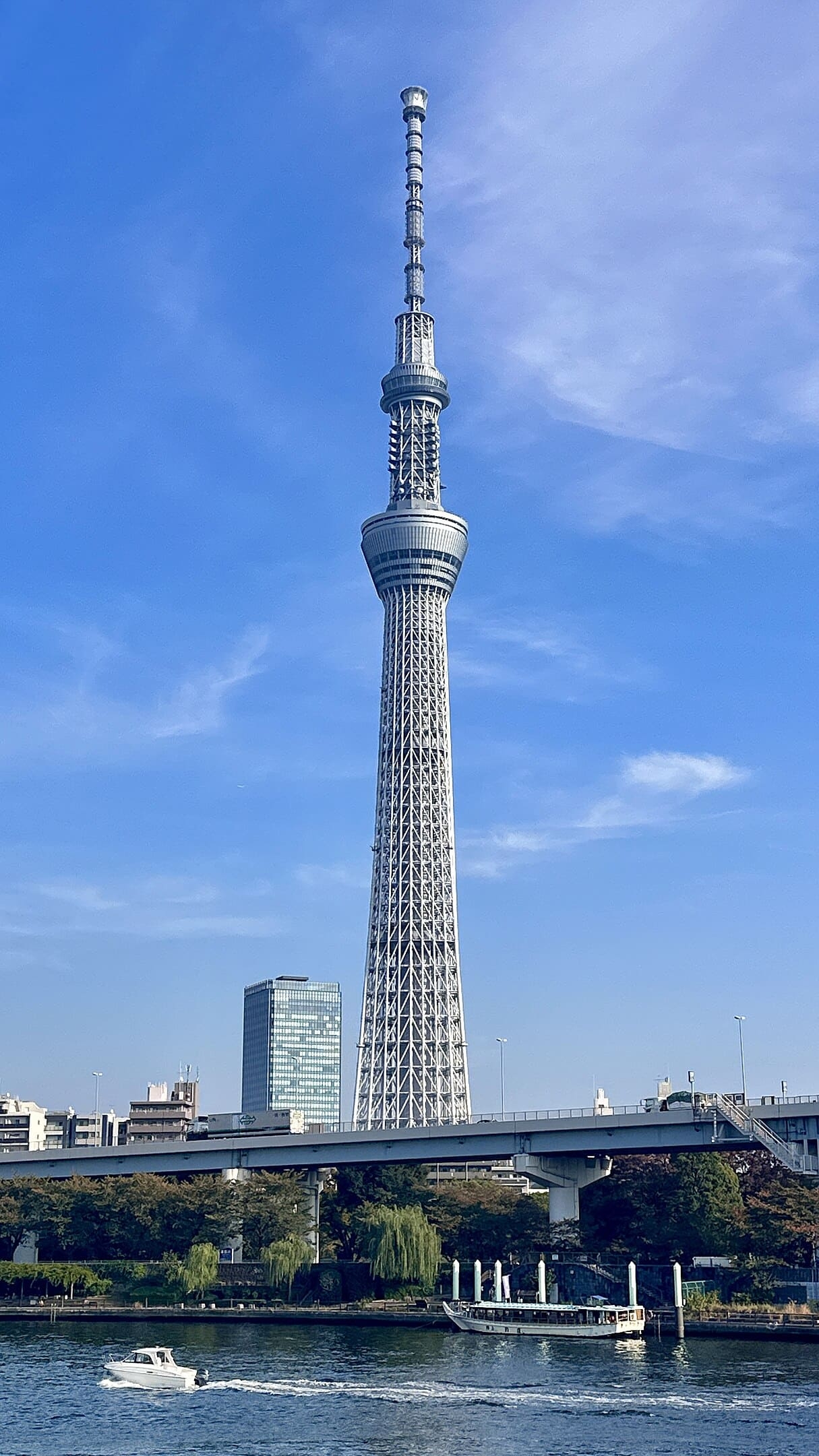 Tokyo Skytree - 634 metros - Japão - Foi concluída em 2012 na capital Tóquio, e se tornou a torre de TV mais alta do mundo naquele ano, recebendo o reconhecimento do Guinness, o livro dos recordes. Sua construção contou com 580 mil operários. Reprodução: Flipar