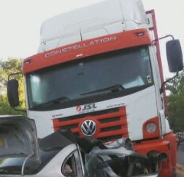 Imagens feitas pela câmera de uma carreta mostram o acidente e comprovam que o caminhoneiro não teve culpa.