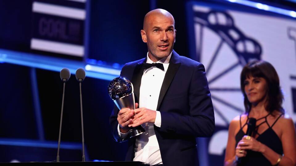 Zidane com o troféu da Fifa de melhor goleiro do mundo. Foto: Divulgação/Fifa