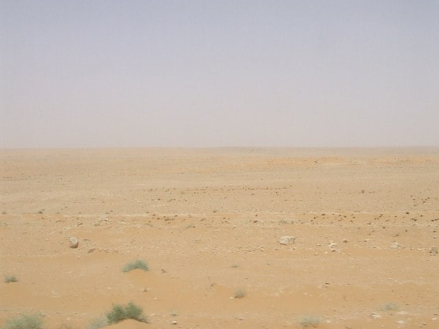 9º Deserto Sírio (520.000 km²) - Fica na Península Arábica, abrangendo partes de Síria, Iraque, Jordânia, Arábia Saudita e Kuwait. Historicamente habitado por povos beduínos, ainda já tribos que permanecem na região, perto dos oásis Reprodução: Flipar