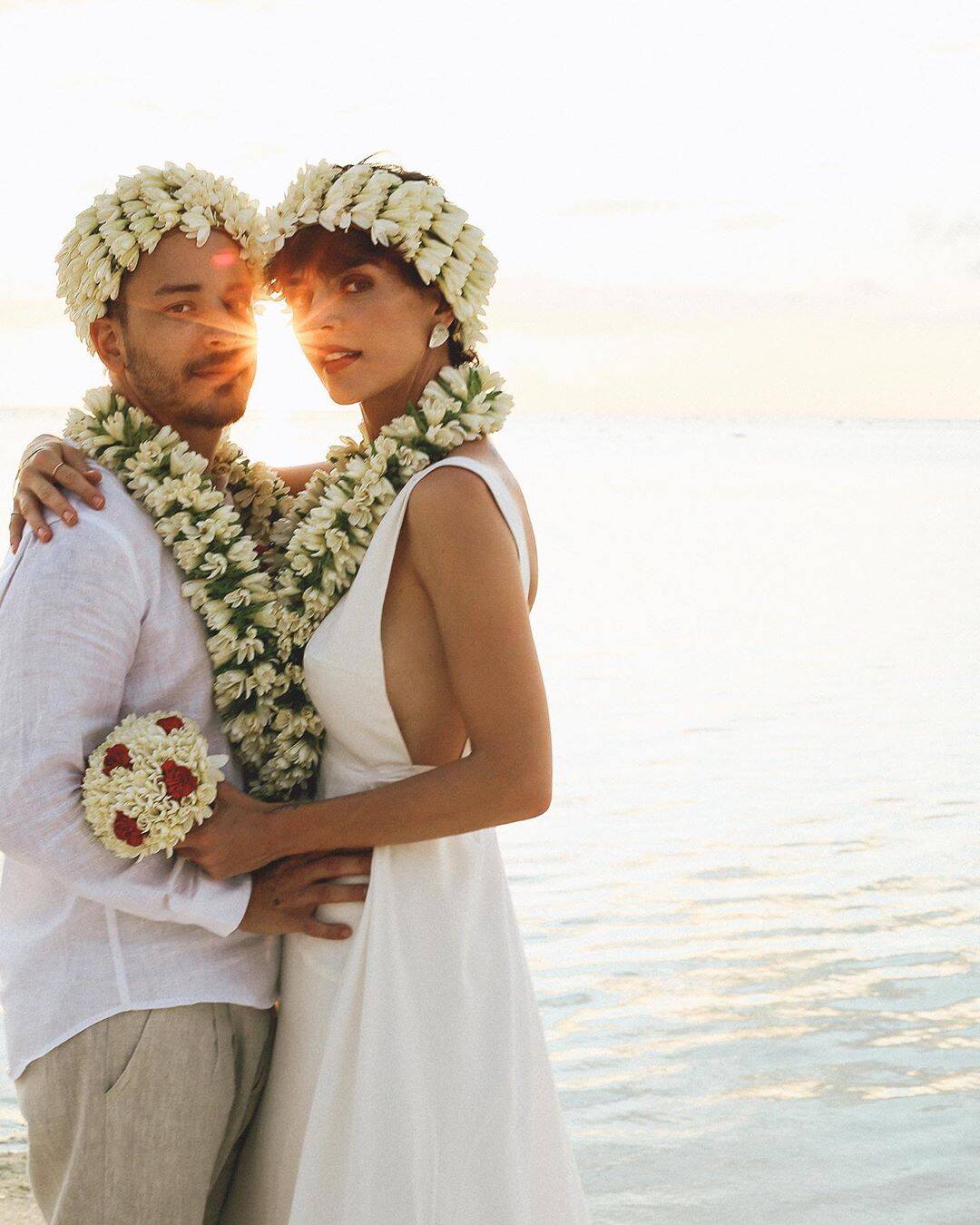 Em cerimônia discreta, Junior Lima e Monica Benini se casam pela segunda vez. Eles celebraram o amor na Polinésia francesa na companhia do filho Otto. . Foto: Reprodução/Instagram