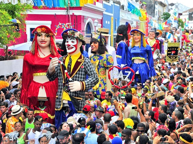 Olinda, na região metropolitana de Recife, recebe as festas com os tradicionais bonecos gigantes.  Reprodução: Flipar