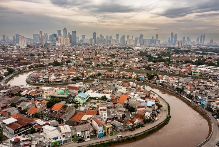 Categoria “Zonas úmidas” - Em Jacarta, capital da Indonésia, o fotógrafo Joan de la Malla oferece uma visão panorâmica do rio Ciliwung, um dos mais poluídos do mundo. Ao fundo, arranha-céus modernos contrastam a realidade.