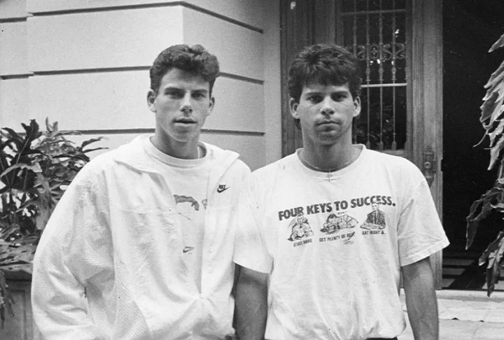 O caso envolvendo os irmãos Menendez - assassinos dos próprios pais - voltou a estar entre os mais comentados em maio de 2025 por causa da possibilidade de libertação da dupla, após 35 anos de cadeia.  Reprodução: Flipar
