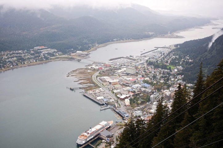 Devido ao seu tamanho e localização remota, o Alasca tem apenas 700 mil habitantes. A maioria concentrada nas cidades principais, como Anchorage, Fairbanks e Juneau (foto), a capital do estado. Reprodução: Flipar