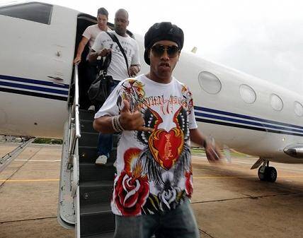 Ronaldinho deixa o avião que o levou até Londrina. Foto: Divulgação