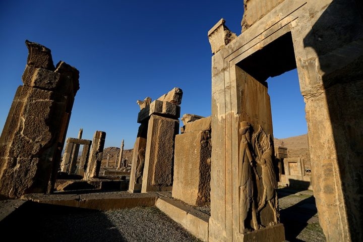 Essas e outras civilizações deixaram um legado duradouro, incluindo a arquitetura impressionante, como as antigas cidades de Persépolis e Pasárgada, e a arte e literatura persas. Reprodução: Flipar