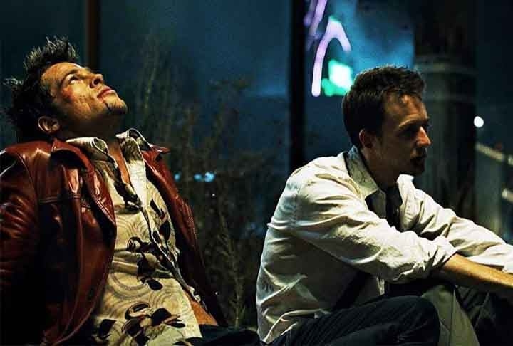 Clube da Luta (1999): dirigido por David Fincher e baseado no livro de Chuck Palahniuk, o filme segue Jack (Edward Norton), um narrador desiludido, cuja vida é transformada após conhecer Tyler Durden (Brad Pitt). Juntos, eles formam um clube secreto onde os homens podem expressar sua frustração e raiva por meio de lutas físicas. A dinâmica entre os personagens principais e os eventos que se desenrolam desafiam as percepções do espectador sobre o que é real e o que não é, criando uma experiência intensa e provocativa. Reprodução: Flipar